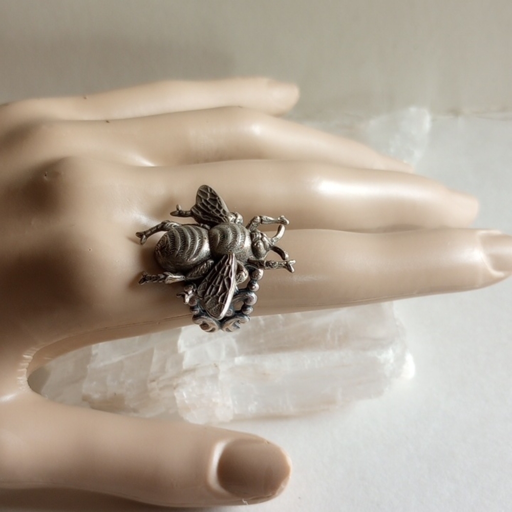 Vintage Whimsy Style Silver Bee Statement Ring - Picture 7 of 8